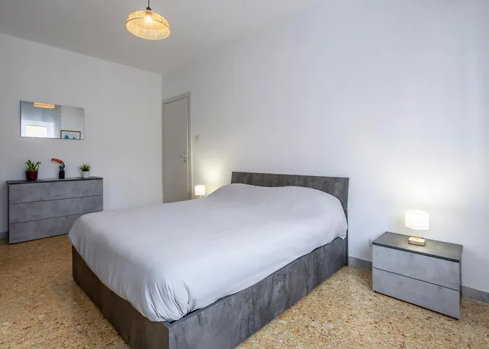 Guest Host - Stylish Near Trastevere! * Roma